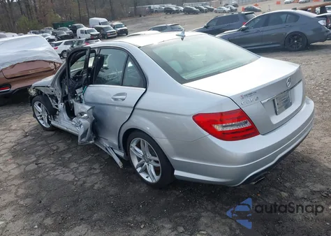 2013 Mercedes-Benz C 250 Sport z USA, uszkodzony, nr VIN WDDGF4HB6DR246391